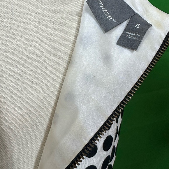 Black and White Muse Sheath Dress - Picture 3 of 4